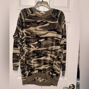 Soft, Fuzzy Oversized Easel‎ Camo Pullover - Size S